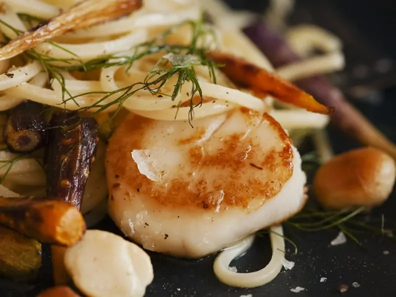 Pasta mit Jakobsmuscheln, Mini-Karotten und Macadamianüssen