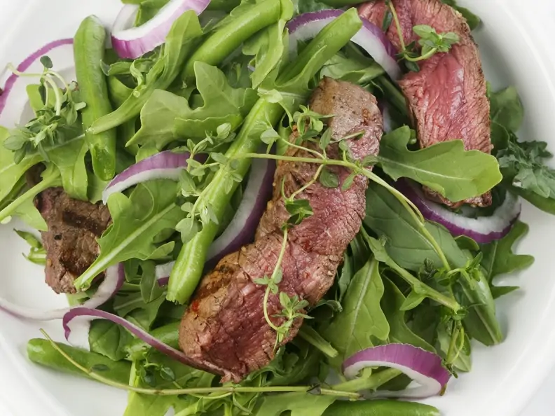 Grüner Bohnensalat mit Rucola und Steak