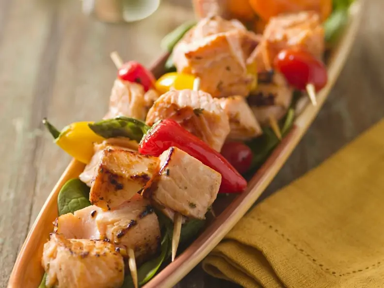 Spargel-Lachs-Spieße mit Paprika