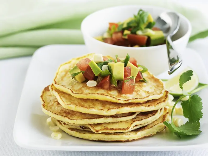 Maispfannkuchen mit Avocado-Salsa