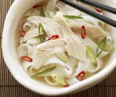 Suppe mit Hühnchen auf vietnamesische Art