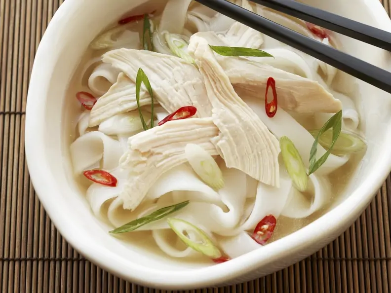 Suppe mit Hühnchen auf vietnamesische Art