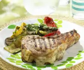 Lammkarrees mit Gruyere-Füllung dazu gegrilltes Gemüse