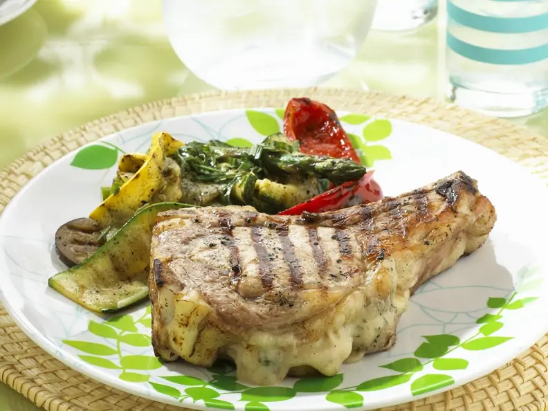 Lammkarrees mit Gruyere-Füllung dazu gegrilltes Gemüse