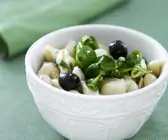 Nudelsalat auf griechische Art mit Spinat und Oliven