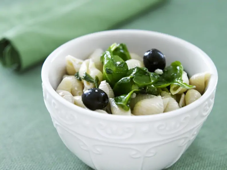 Nudelsalat auf griechische Art mit Spinat und Oliven