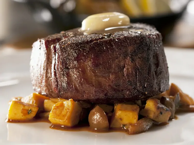 Filetspitzen (Filet Mignon) mit Butter und Gemüse