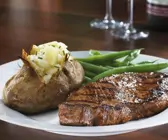 Steak mit Ofenkartoffel und grünen Bohnen