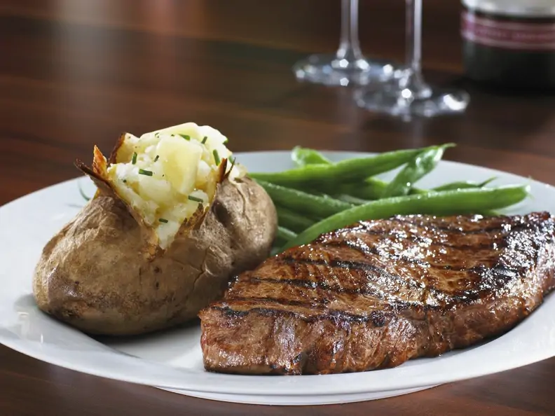 Steak mit Ofenkartoffel und grünen Bohnen