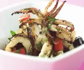 Gegrillte Tintenfische mit Tomaten
