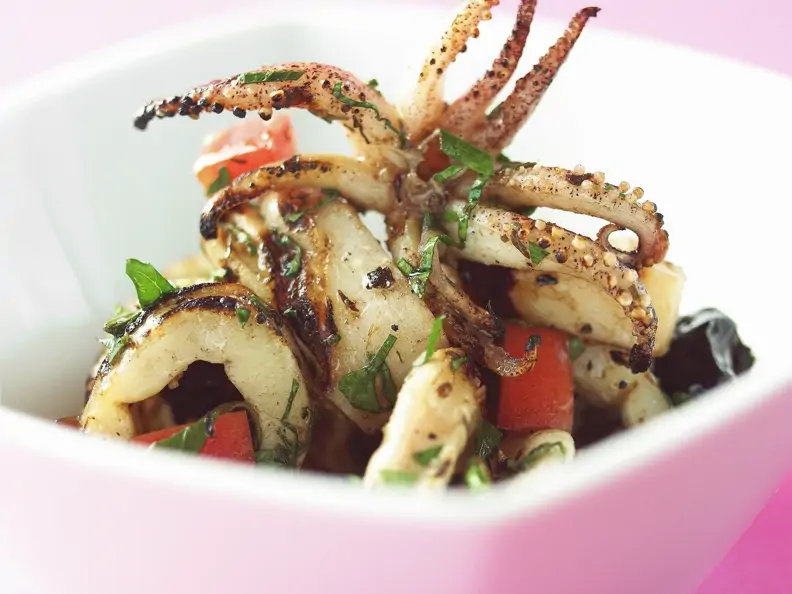 Gegrillte Tintenfische mit Tomaten