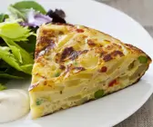 Spanisches Kartoffel-Omelett mit grünem Salat