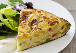 Spanisches Kartoffel-Omelett mit grünem Salat