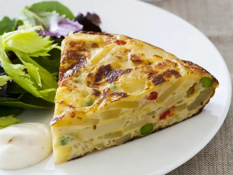 Spanisches Kartoffel-Omelett mit grünem Salat