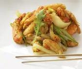Krebsfleisch mit Lauchzwiebeln auf asiatische Art