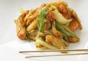 Krebsfleisch mit Lauchzwiebeln auf asiatische Art