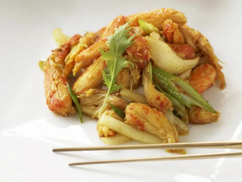 Krebsfleisch mit Lauchzwiebeln auf asiatische Art