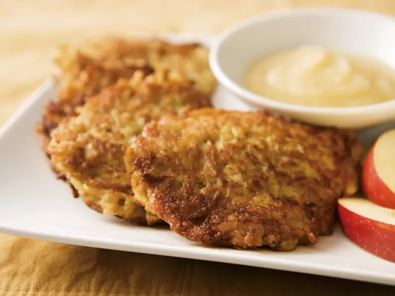 Kartoffel-Zwiebel-Rösti mit Apfelmus