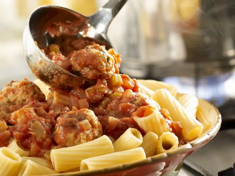 Pasta mit Putenhackbällchen in Tomatensauce