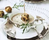 Cremige Pilzsuppe mit Pilz-Semmelklößen