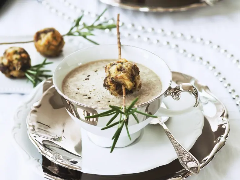 Cremige Pilzsuppe mit Pilz-Semmelklößen