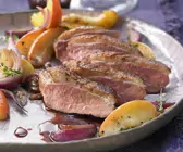 Ente mit Äpfeln und Zwiebeln