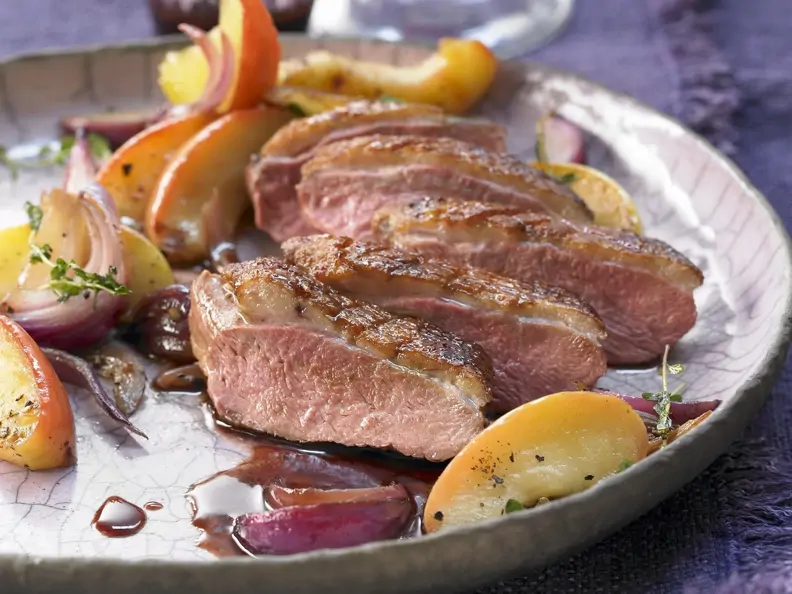 Ente mit Äpfeln und Zwiebeln