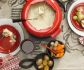 Käsefondue mit Brot, Kartoffeln und Gemüse