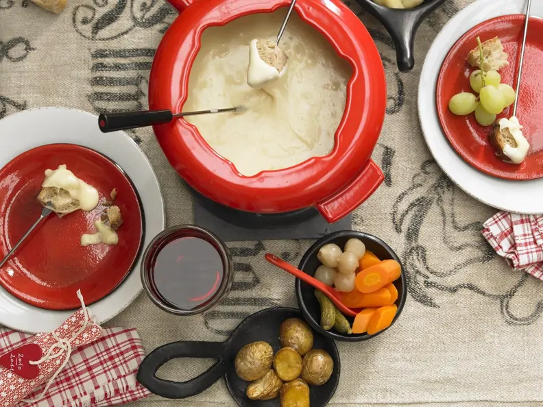Käsefondue mit Brot, Kartoffeln und Gemüse