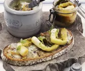 Rustikales Brot mit Gänseschmalz und glasierten Lauchzwiebeln