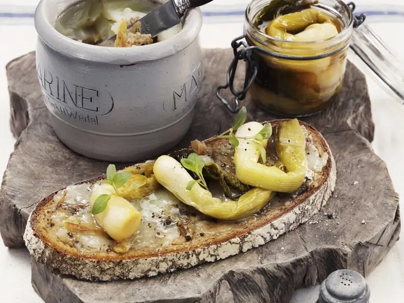 Rustikales Brot mit Gänseschmalz und glasierten Lauchzwiebeln