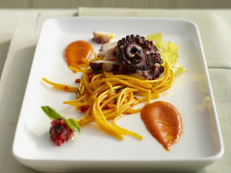 Pasta mit Safran und Oktopus