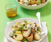 Saubohnen-Kartoffelsalat mit Schinken und Blauschimmelkäse