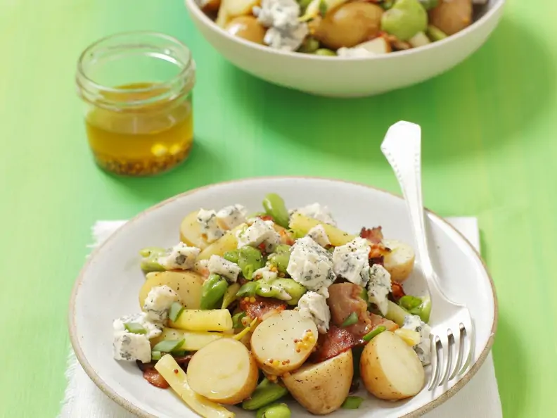 Saubohnen-Kartoffelsalat mit Schinken und Blauschimmelkäse