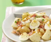 Kartoffelsalat mit Speck, Wachteleiern und Senfvinaigrette
