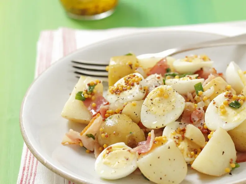 Kartoffelsalat mit Speck, Wachteleiern und Senfvinaigrette