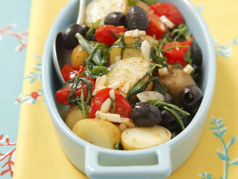 Kartoffelgratin mit Cherrytomaten, Oliven und Rucola