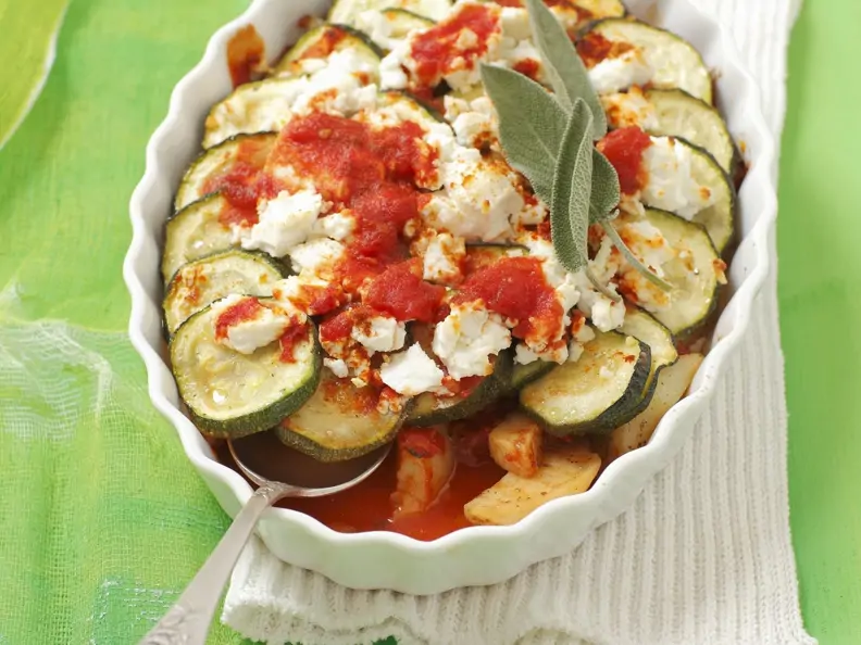 Zucchinigratin mit Tomaten und Käse