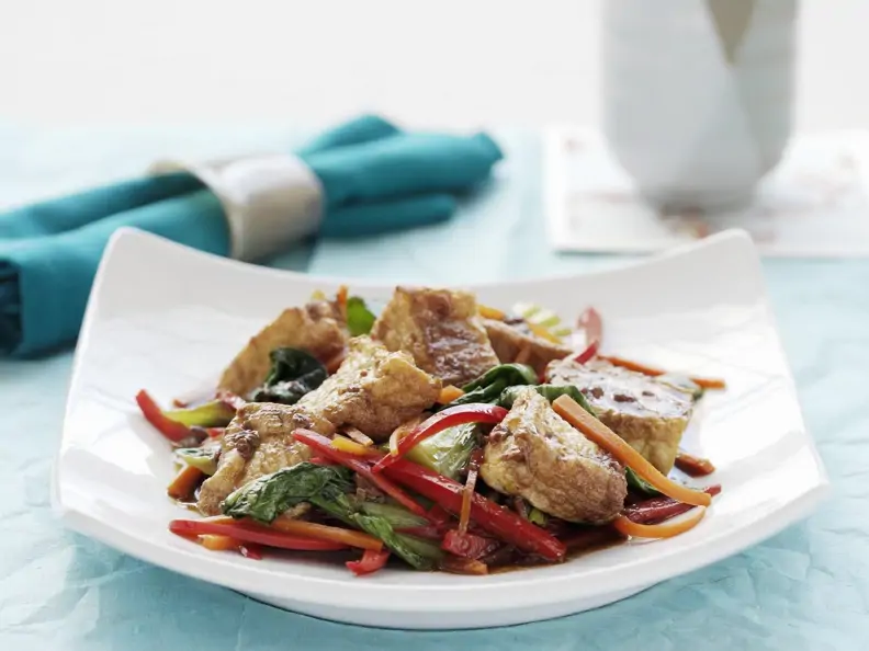 Gebratenes Gemüse mit Tofu aus dem Wok