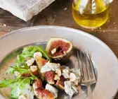 Salat aus Feigen, Edelschimmelkäse, Haselnüssen und Rauke