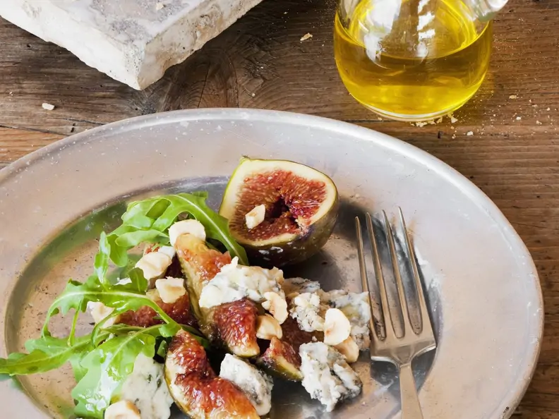 Salat aus Feigen, Edelschimmelkäse, Haselnüssen und Rauke