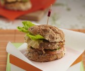 Bohnen-Brötchen mit Kichererbsencreme und Gurke