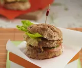 Bohnen-Brötchen mit Kichererbsencreme und Gurke
