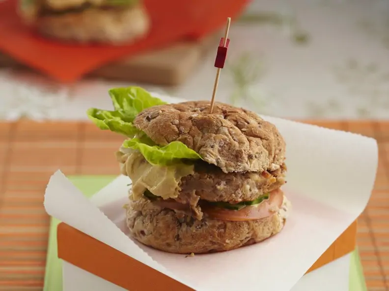 Bohnen-Brötchen mit Kichererbsencreme und Gurke