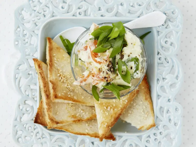 Lachs-Meerrettich-Aufstrich mit Sesam-Toast