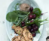 Gebackenes Perlhuhn mit Salat aus Sauerkirschen