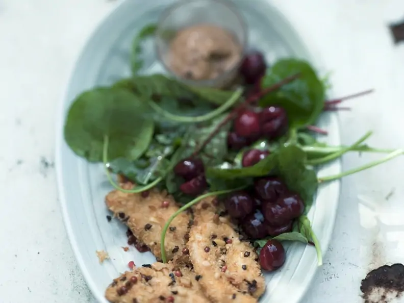 Gebackenes Perlhuhn mit Salat aus Sauerkirschen