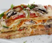 Vegetarische Lasagne mit buntem Gemüse