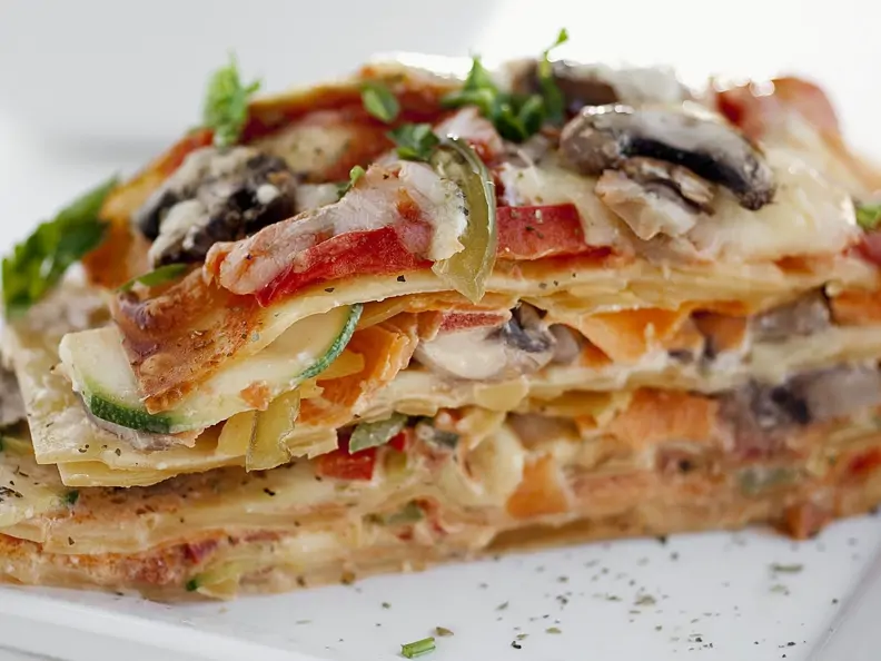 Vegetarische Lasagne mit buntem Gemüse