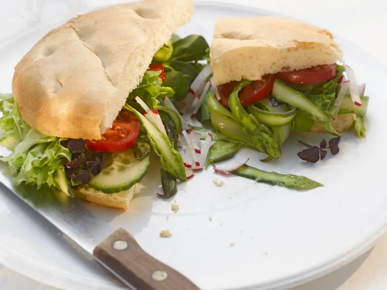 Burgerbrötchen mit Spargel